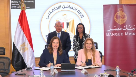 جانب من توقيع البروتوكول