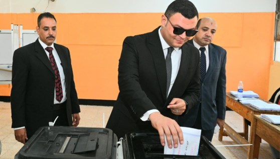 وزير الإسكان أثناء الإدلاء بصوته في انتخابات مجلس الشيوخ