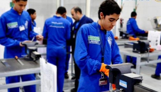 الطلاب داخل مدرسة العربي للتكنولوجيا التطبيقية