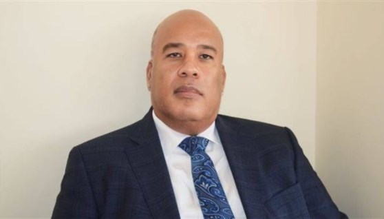 ايمن العشري 