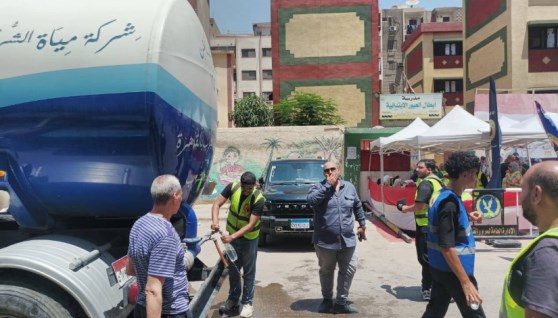 مواطنون يشربون من سيارة مياه شرب 