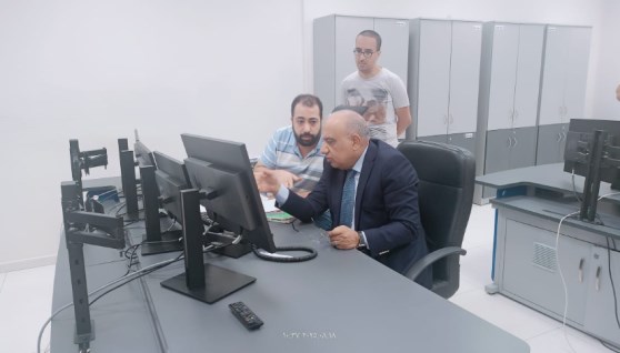 وزير الكهرباء والطاقة المتجددة الدكتور محمود عصمت 