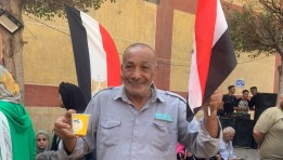 مسن يرفع علم مصر في الانتخابات
