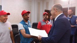 جانب من تسليم العقود للشباب