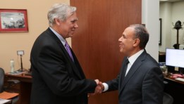 وزير الخارجية مع السيناتور جيف ميركلي
