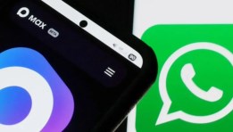 تطبيق واتساب وتطبيق MAX messenger 