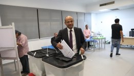 رئيس البورصة يدلي بصوته في انتخابات الشيوخ