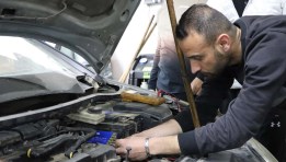 صورة أرشيفية لعامل سيارات