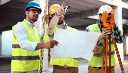 صورة أرشيفية لمهندسين بموقع عمل