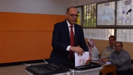 وزير العمل يدلى بصوته في انتخابات مجلس الشيوخ بالتجمع الخامس 