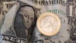 الدولار يرتفع مقابل اليورو والين قبل البيانات الاقتصادية الأمريكية