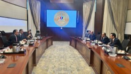 وزير الخارجية خلال اجتماعه مع وزير الاستثمار