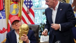 ترامب مع رئيس الاتحاد الدولي لكرة القدم ويحمل كأس العالم 
