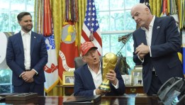 ترامب يحمل كأس العالم 2026