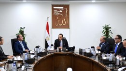 رئيس الوزراء خلال الاجتماع