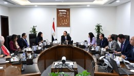 رئيس الوزراء خلال الاجتماع 