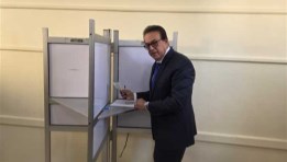 وزير الصحة يدلي بصوته في الانتخابات (أرشيفية)