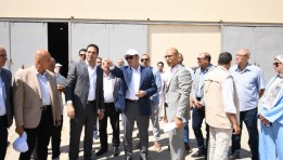 وزير الإسكان يتفقد محطة الصرف الصحي في التجمع الثالث