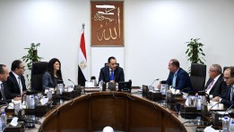 جانب من اجتماع رئيس الوزراء