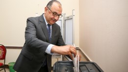 وزير قطاع الأعمال أثناء الإدلاء بصوته بانتخابات مجلس الشيوخ