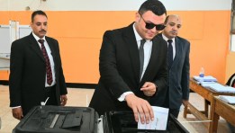 وزير الإسكان أثناء الإدلاء بصوته في انتخابات مجلس الشيوخ