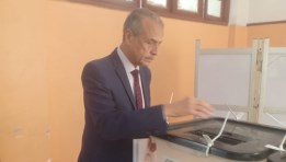  رئيس الجهاز المركزي للتعبئة العامة والإحصاء أثناء الإدلاء بصوته في انتخابات مجلس الشيوخ 2025