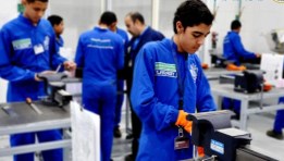 الطلاب داخل مدرسة العربي للتكنولوجيا التطبيقية