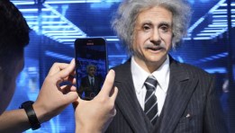 روبوت بشري على شكل ألبرت آينشتاين