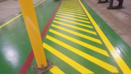 خط أحمر في محيط ماكينة CNC بمصنع الطائرات