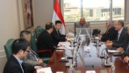 وزير الكهرباء مع  مدير شركة انكورا الصينية