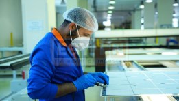أحد العمال في خط إنتاج الشركة العربية للطاقة المتجددة