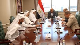 وزير الكهرباء محمود عصمت مع ممثلي شركة مصدر الإماراتية 