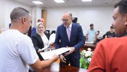  وزير العمل 