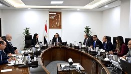 رئيس الوزراء خلال الاجتماع 