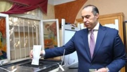 المستشار محمود فوزي- وزير الشؤون النيابية والقانونية أثناء الإدلاء بصوته