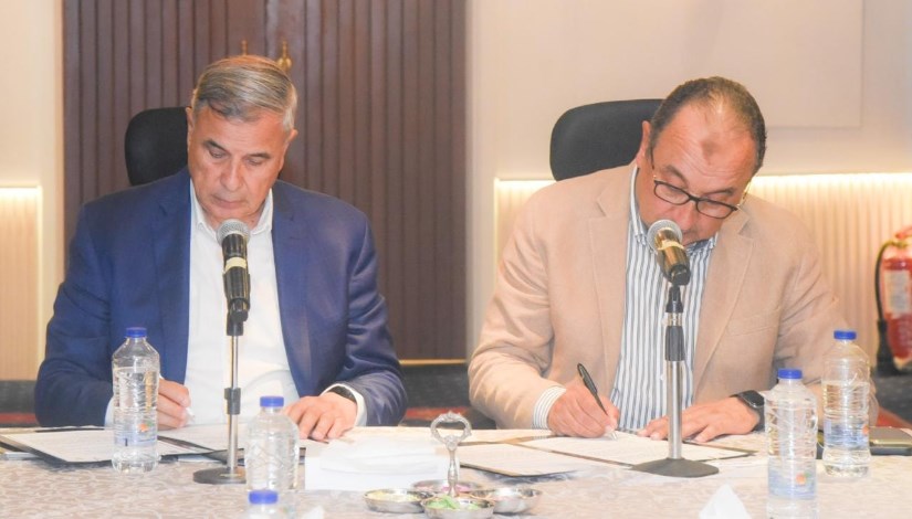 جانب من توقيع البروتوكول جانب من توقيع البروتوكول