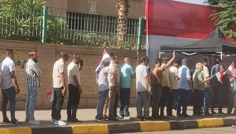 اصطفاف المواطنون أمام اللجان للتصويت اصطفاف المواطنون أمام اللجان للتصويت