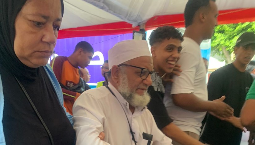 سيدة تعين زوجها لدخول اللجنة الانتخابية سيدة تعين زوجها لدخول اللجنة الانتخابية