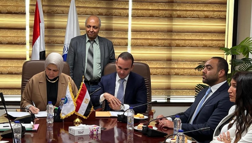 جانب من توقيع البروتوكول جانب من توقيع البروتوكول