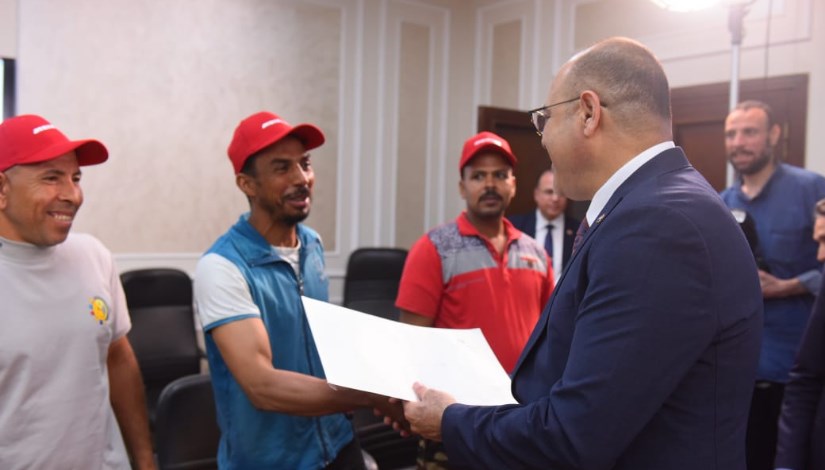 جانب من تسليم العقود للشباب جانب من تسليم العقود للشباب