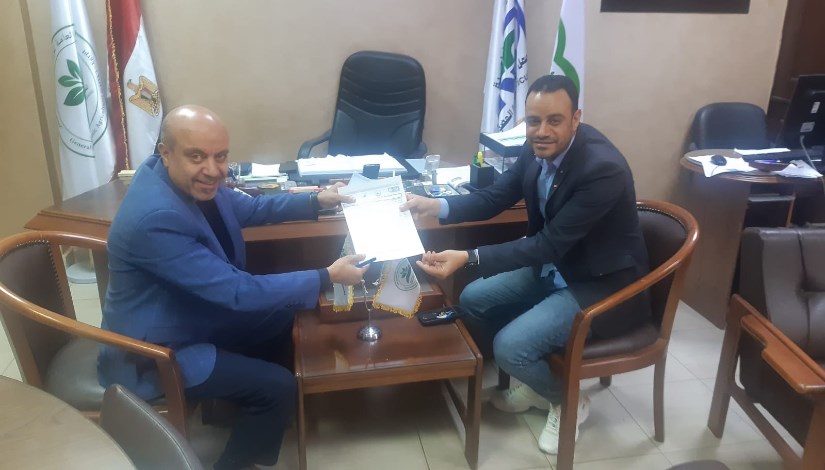 جانب من توقيع البروتوكول جانب من توقيع البروتوكول