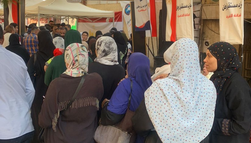 حشود من السيدات أمام اللجان الانتخابية في حي السيدة زينب 