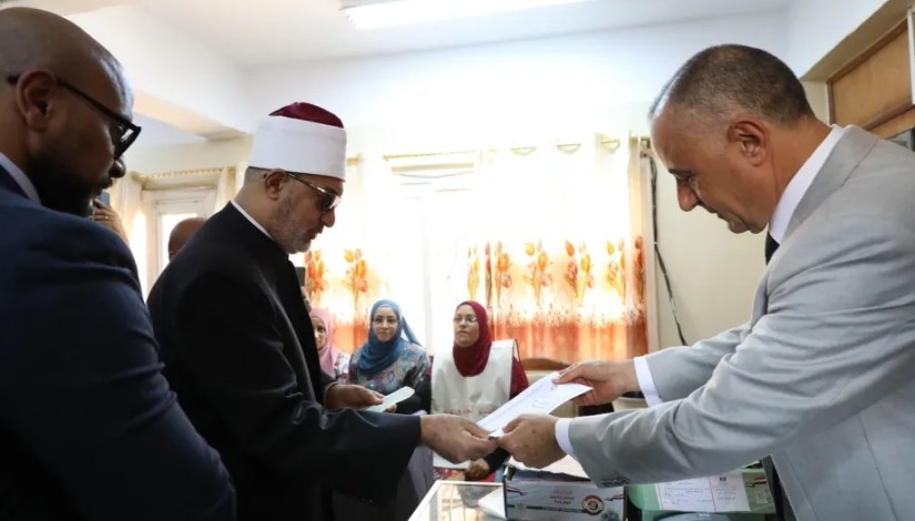 مفتي الجمهورية يُدلي بصوته في انتخابات مجلس الشيوخ 2025 مفتي الجمهورية يُدلي بصوته في انتخابات مجلس الشيوخ 2025