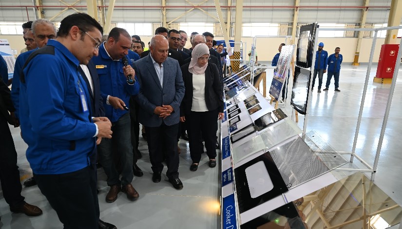 جولة الوزير داخل المصنع