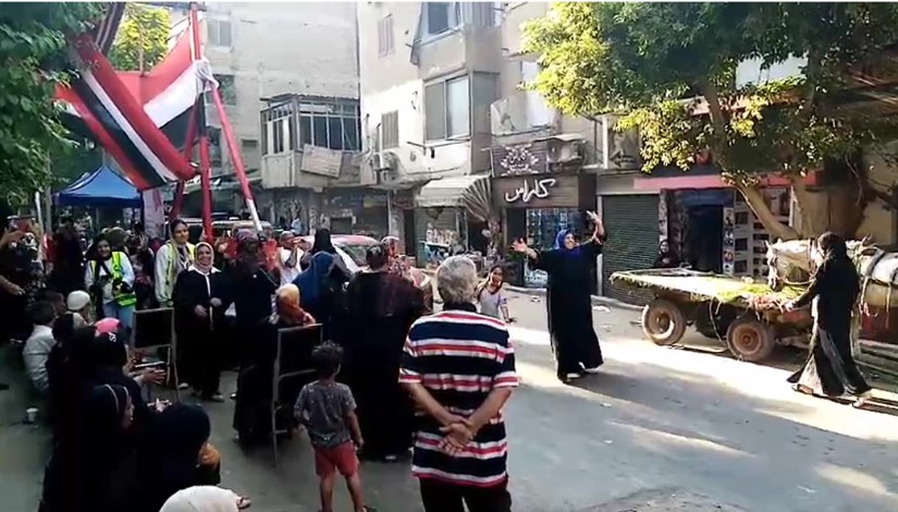 جانب من احتفال المواطنين أمام لجان انتخابات مجلس الشيوخ