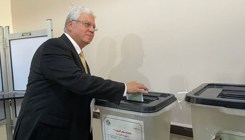 وزير التعليم العالي يدلي بصوته بانتخابات مجلس الشيوخ 2025