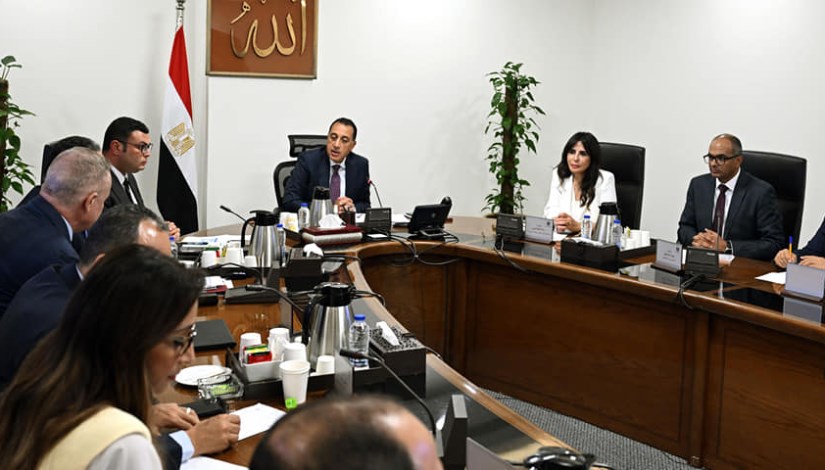 جانب من اجتماع رئيس الوزراء