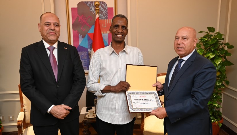 وزير العمل وكامل الوزير يكرم بطل مزلقان بني سويف