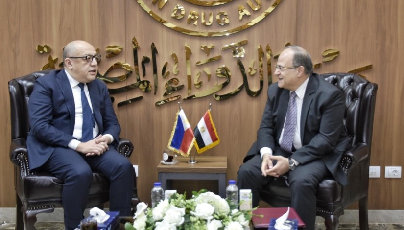رئيس هيئة الدواء مع سفير جمهورية الفلبين لدى مصر