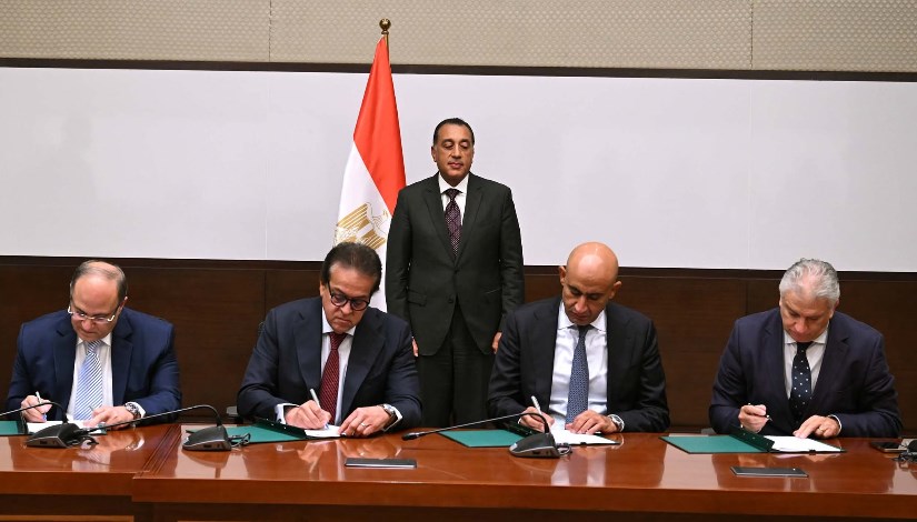 جانب من توقيع الاتفاقية جانب من توقيع الاتفاقية